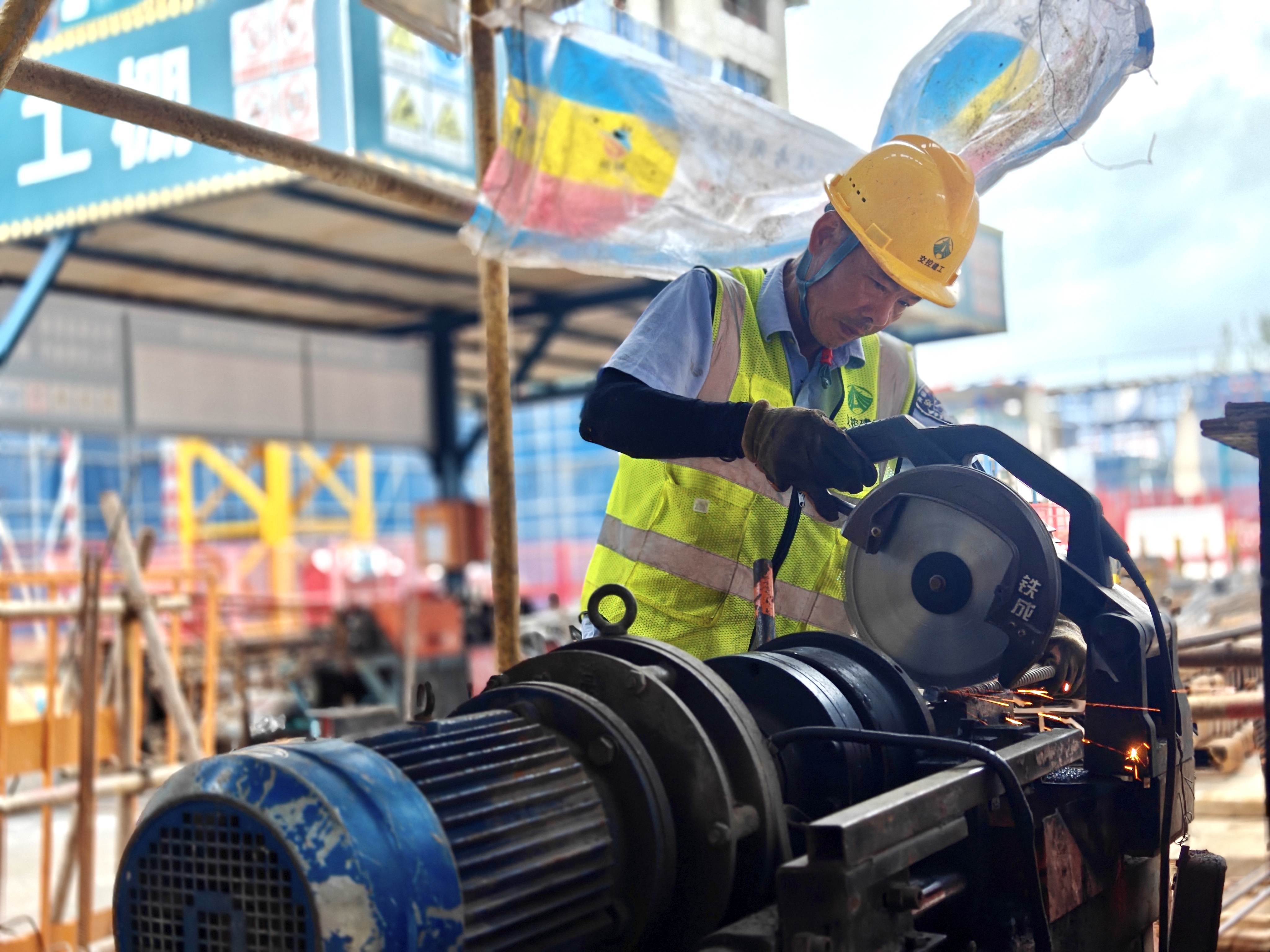 戰高溫,不服“暑” | 致敬高溫下的交控建工人